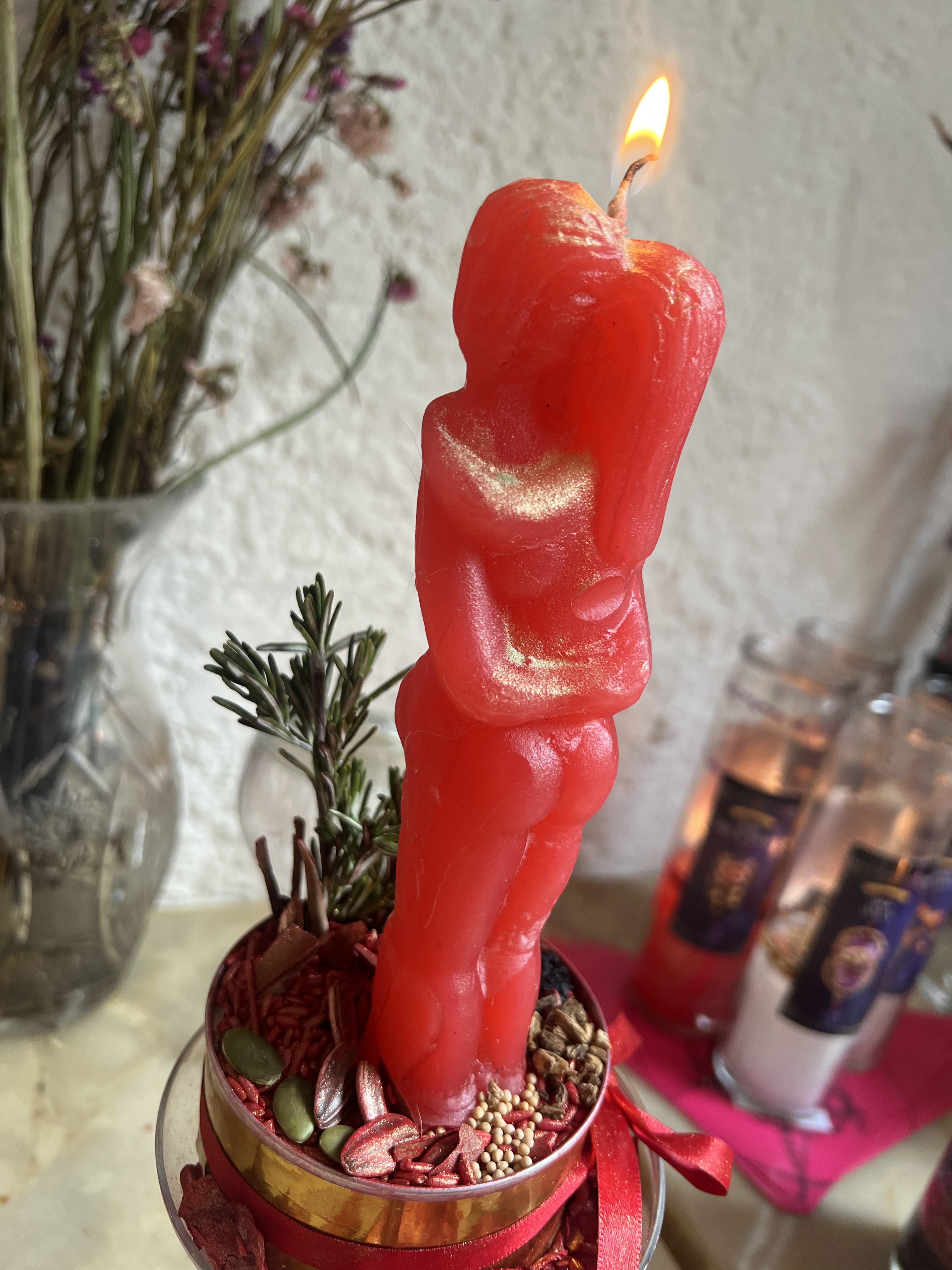 Vela en forma de pareja para rituales mágicos.