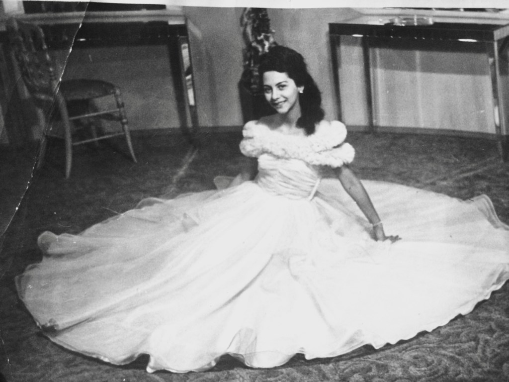 Retrato antiguo restaurado de una mujer con expresión serena.